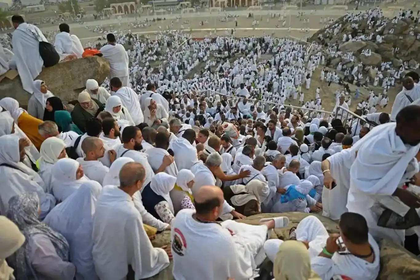 حجاج بيت الله الحرام يتوافدون إلى عرفات لأداء ركن الحج الأعظم حجاج بيت الله الحرام يتوافدون إلى عرفات لأداء ركن الحج الأعظم