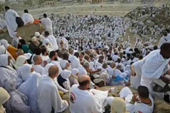 حجاج بيت الله الحرام يتوافدون إلى عرفات لأداء ركن الحج الأعظم