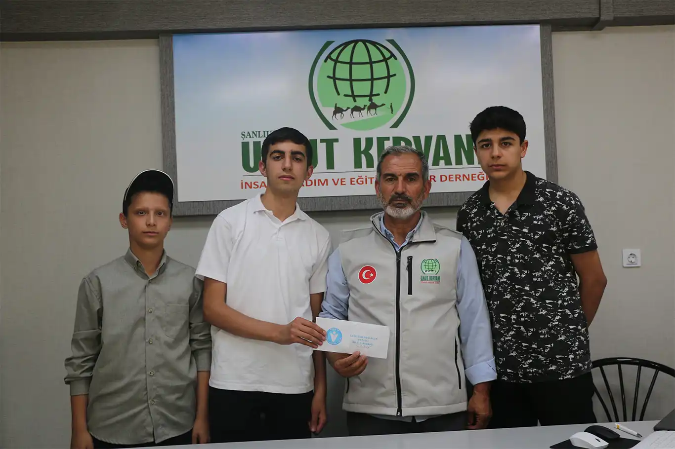 Gençlerden Gazze için örnek davranış: Kazandıkları ödülü bağışladılar