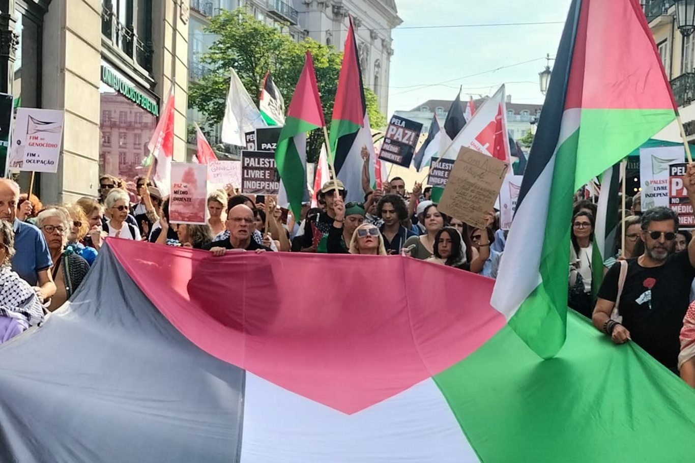 Portekiz halkı, Gazze’deki soykırıma karşı protesto düzenledi Portekiz halkı, Gazze’deki soykırıma karşı protesto düzenledi
