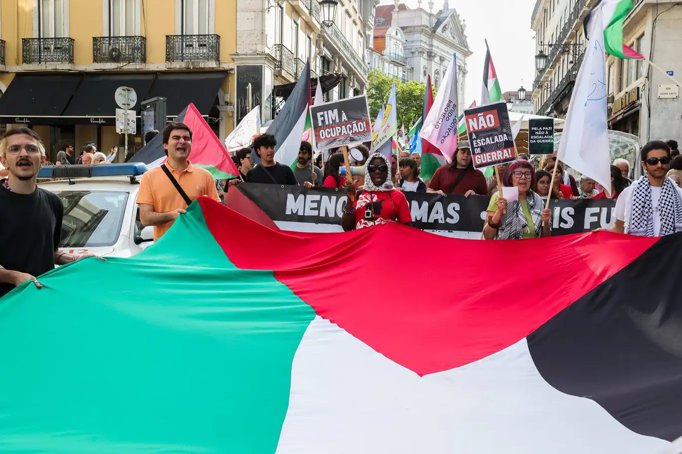 الشعب البرتغالي ينظم احتجاجًا ضد الإبادة الجماعية في غزة الشعب البرتغالي ينظم احتجاجًا ضد الإبادة الجماعية في غزة