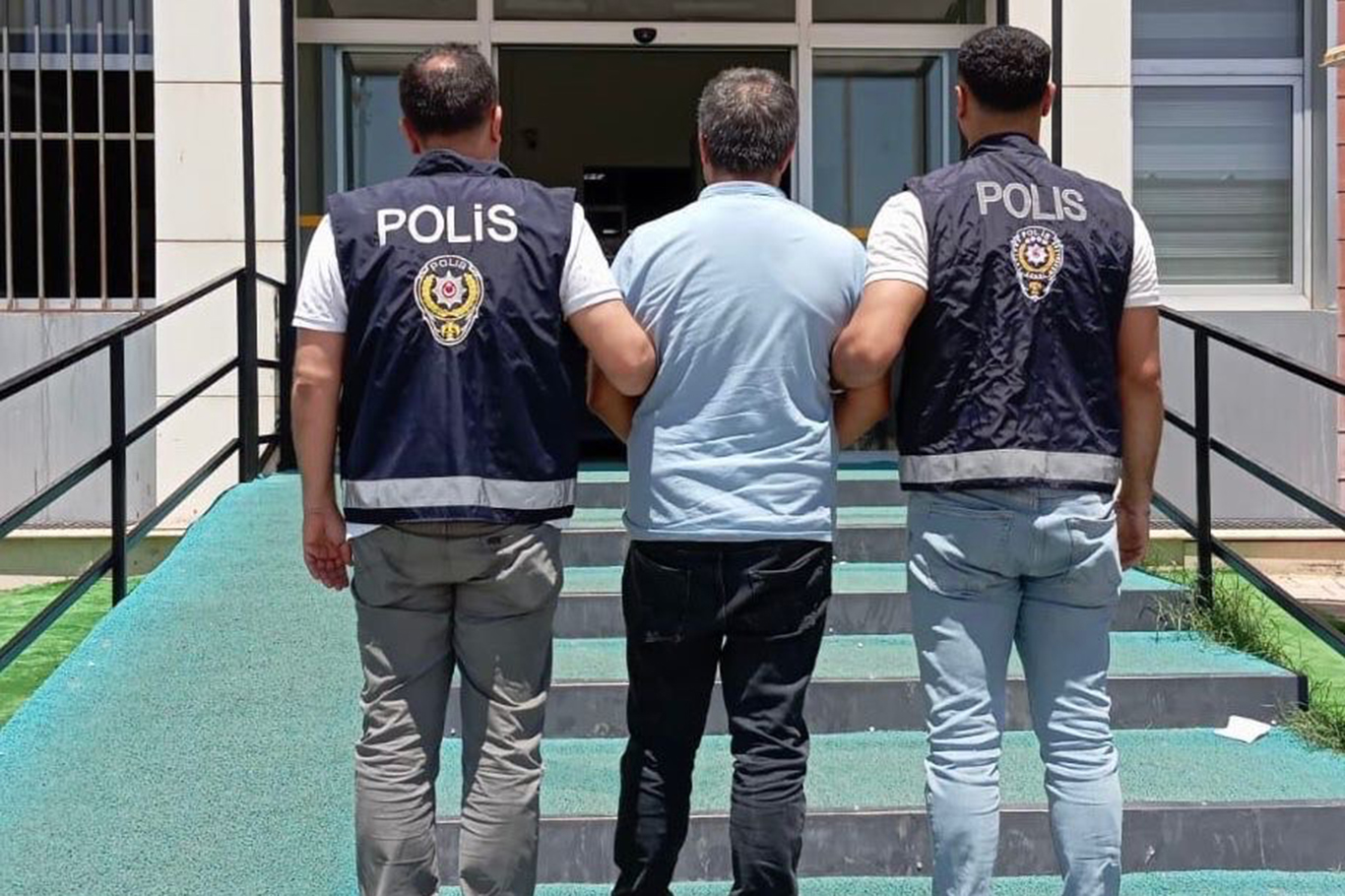 Gaziantep'te çeşitli suçlardan araması bulunan 3 kişi yakalandı Gaziantep'te çeşitli suçlardan araması bulunan 3 kişi yakalandı