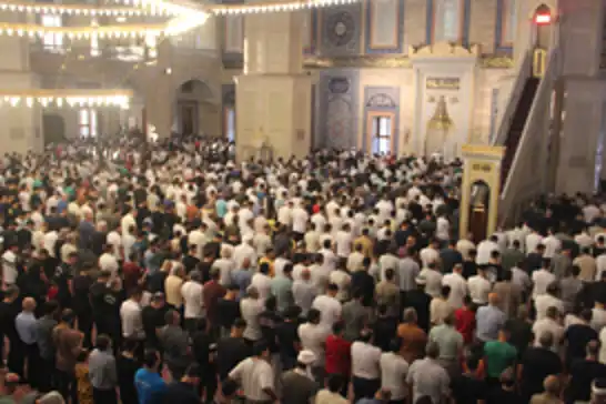 Adana'da binlerce kişi bayram namazı için saf tuttu