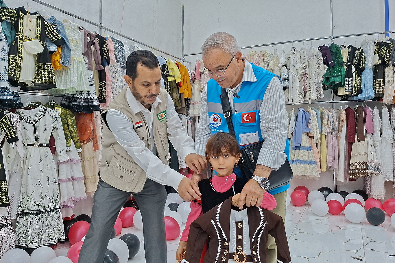 Yetimler Vakfı Yemen'de yüzlerce yetimi giydirdi, mağdur ailelere yardım ulaştırdı Yetimler Vakfı Yemen'de yüzlerce yetimi giydirdi, mağdur ailelere yardım ulaştırdı