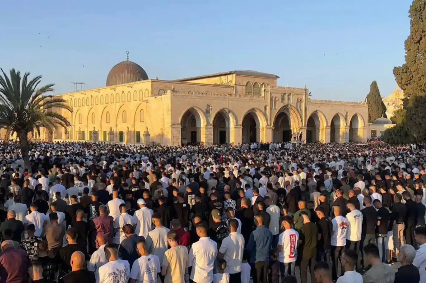 عشرات الآلاف يؤدّون صلاة العيد في المسجد الأقصى رغم القيود عشرات الآلاف يؤدّون صلاة العيد في المسجد الأقصى رغم القيود