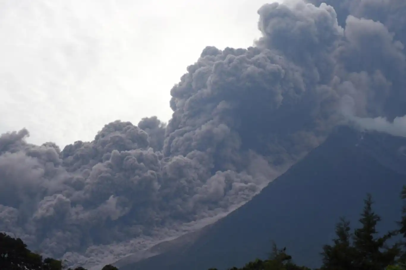 Guatemala'daki Fuego Yanardağı'nda patlama Guatemala'daki Fuego Yanardağı'nda patlama