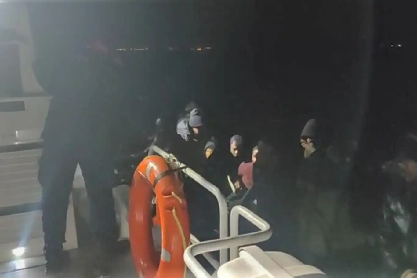 İzmir açıklarında 18 düzensiz göçmen yakalandı İzmir açıklarında 18 düzensiz göçmen yakalandı