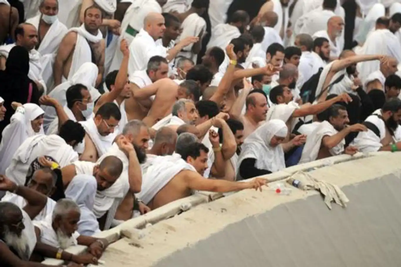 Hajj pilgrims perform stoning ritual on first day of Tashreeq Hajj pilgrims perform stoning ritual on first day of Tashreeq