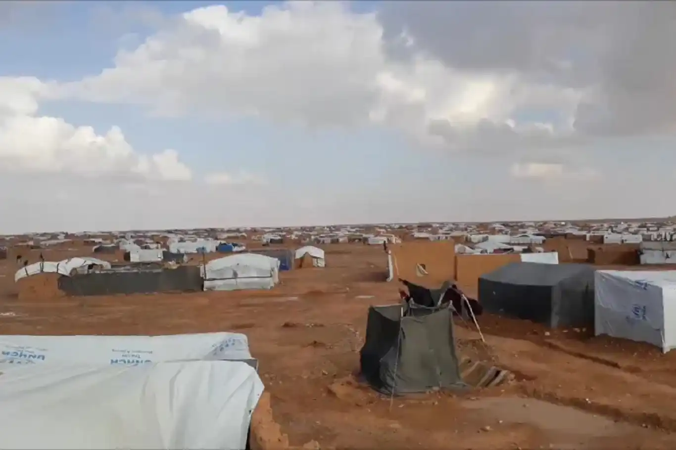 السلطات السورية تعلن إغلاق مخيم الركبان للنازحين قرب الحدود مع الأردن السلطات السورية تعلن إغلاق مخيم الركبان للنازحين قرب الحدود مع الأردن
