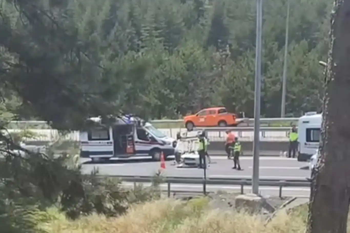 Pozantı Otoyolu'nda kaza: Takla atan araçtaki 3 kişi yaralandı Pozantı Otoyolu'nda kaza: Takla atan araçtaki 3 kişi yaralandı