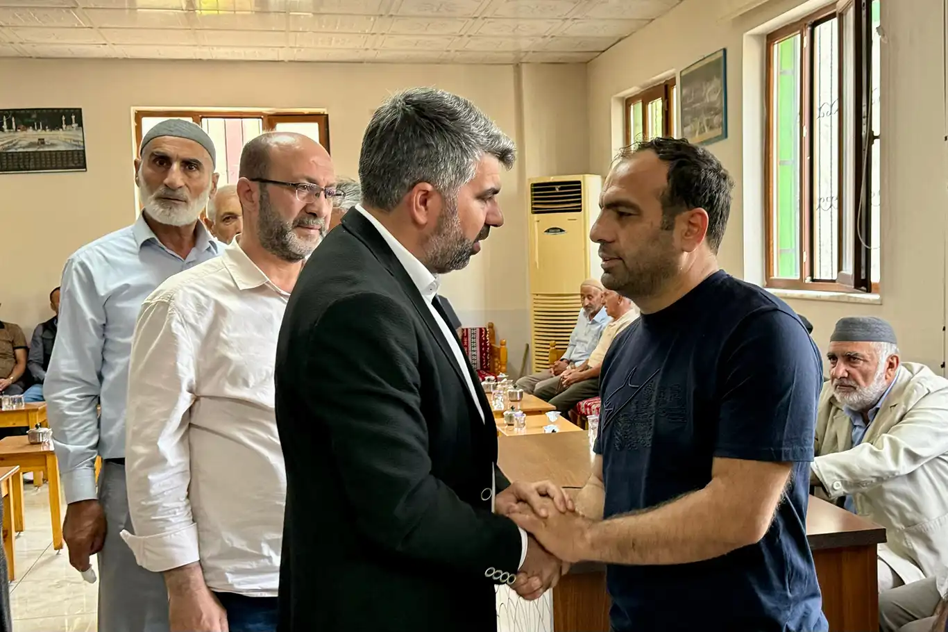 HÜDA PAR Milletvekili Dinç, yangında hayatlarını kaybeden Çavdar ailesinin taziyesine katıldı HÜDA PAR Milletvekili Dinç, yangında hayatlarını kaybeden Çavdar ailesinin taziyesine katıldı