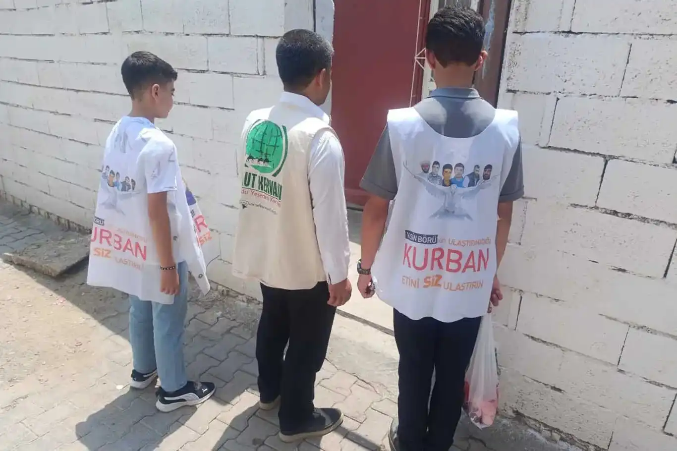İhtiyaç sahibi yüzlerce aileye kurban eti ulaştırıldı İhtiyaç sahibi yüzlerce aileye kurban eti ulaştırıldı