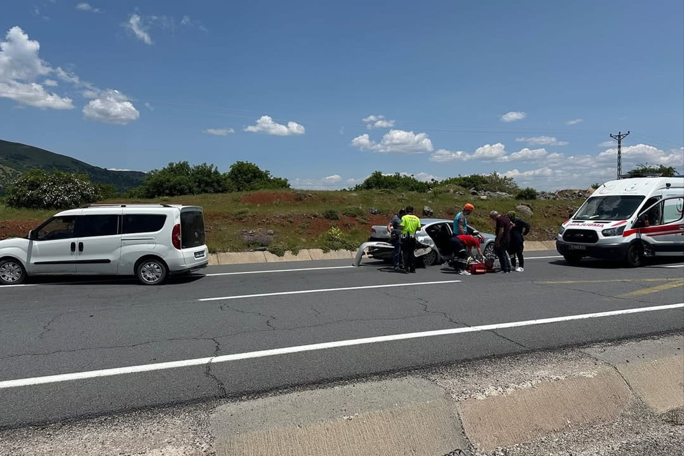 Bingöl-Elâzığ Karayolu’nda zincirleme kaza: 1 yaralı Bingöl-Elâzığ Karayolu’nda zincirleme kaza: 1 yaralı