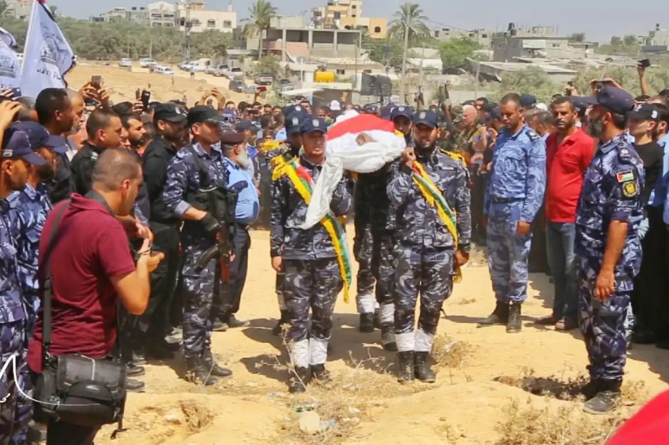 وزاة الداخلية في غزة تعلن استشهاد ضابط وعنصر باستهداف صهيوني في مخيم النصيرات وزاة الداخلية في غزة تعلن استشهاد ضابط وعنصر باستهداف صهيوني في مخيم النصيرات