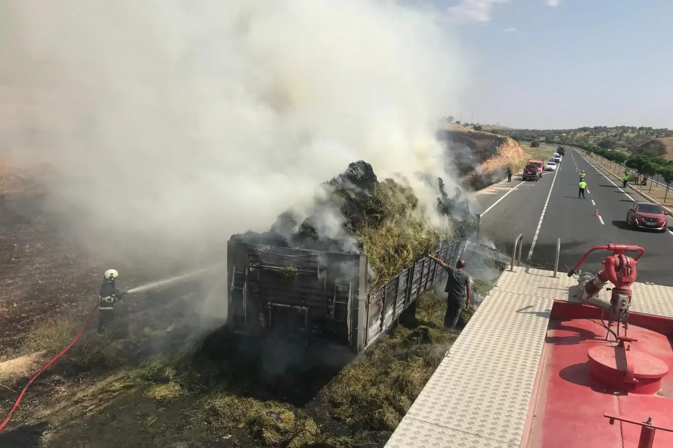 Mardin’de saman yüklü tır'da yangın: Tonlarca saman kül oldu Mardin’de saman yüklü tır'da yangın: Tonlarca saman kül oldu
