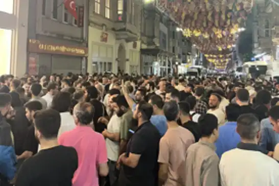 Halk, İslam düşmanı Leman dergisini protesto etti