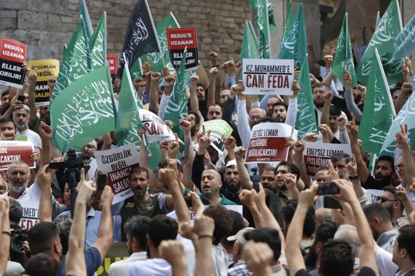 Hazreti Muhammed'e hakaret Taksim Camii’nde protesto edildi Hazreti Muhammed'e hakaret Taksim Camii’nde protesto edildi