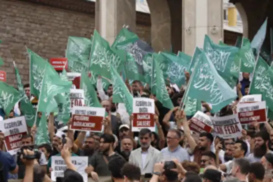احتجاجات أمام مسجد تقسيم على الإساءة للنبي محمد ﷺ