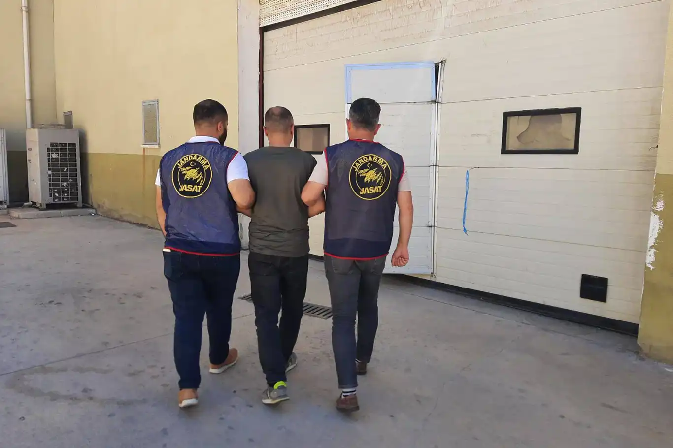 Birçok suçtan aranan şahıs yakalandı Birçok suçtan aranan şahıs yakalandı