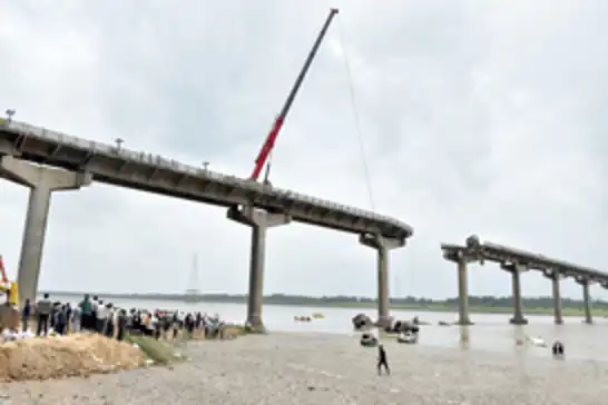 Hindistan'da çöken köprüde ölenlerin sayısı artıyor