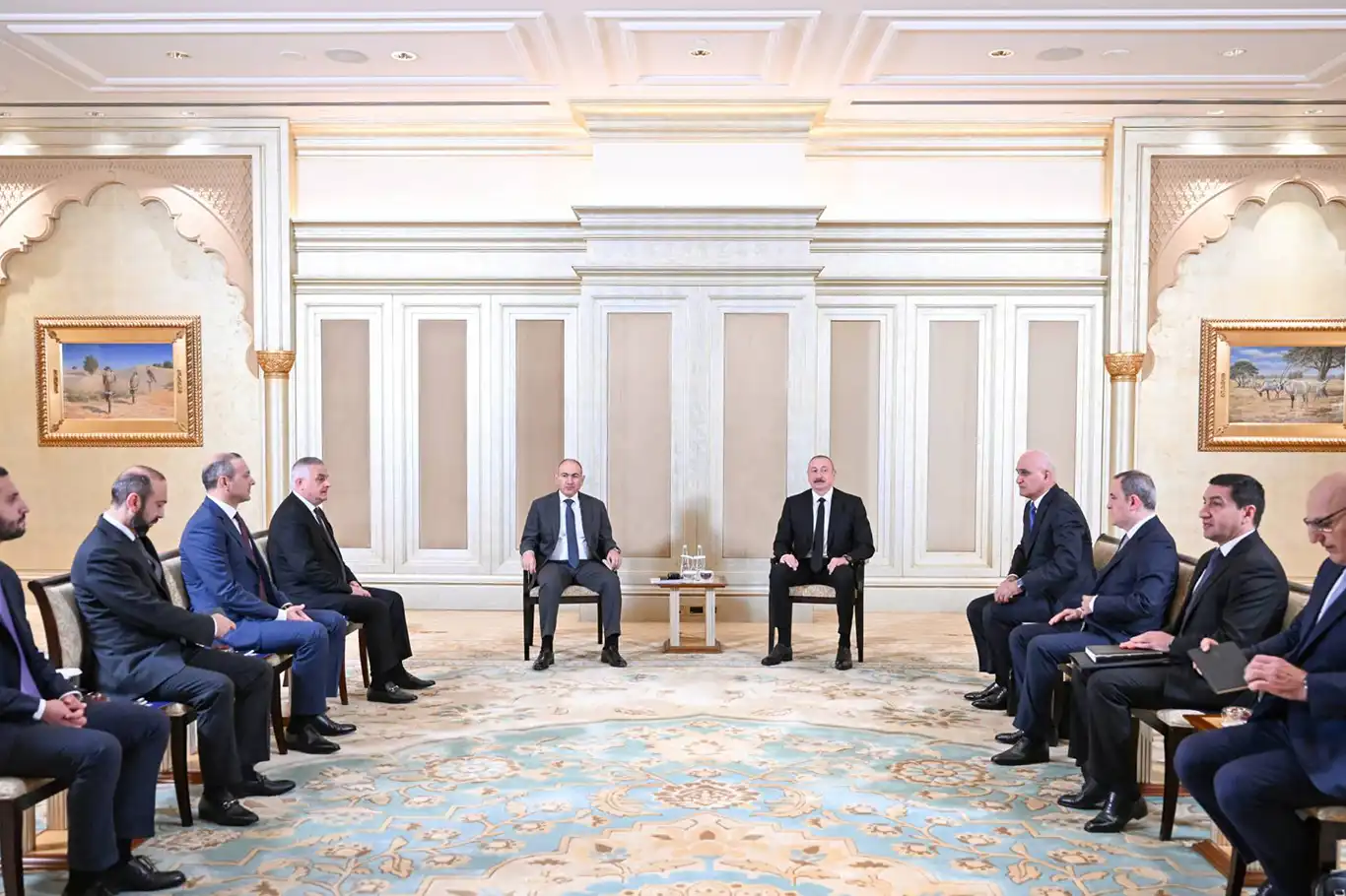 Aliyev ve Paşinyan, Abu Dabi'de görüştü Aliyev ve Paşinyan, Abu Dabi'de görüştü