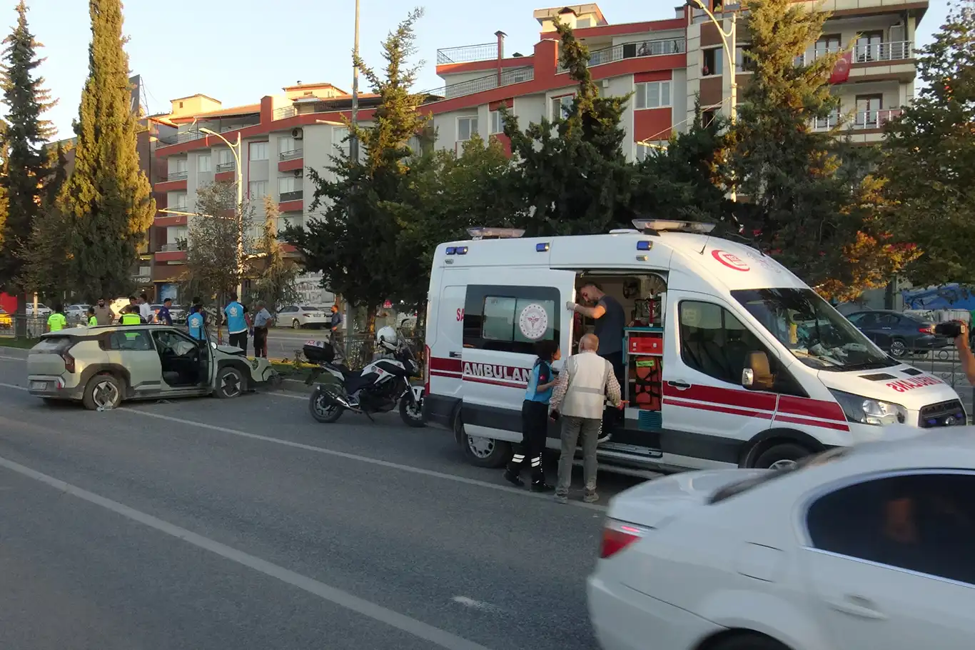 Sürücüsünün direksiyon kontrolünü kaybettiği otomobil bariyere çarptı: 3 yaralı Sürücüsünün direksiyon kontrolünü kaybettiği otomobil bariyere çarptı: 3 yaralı