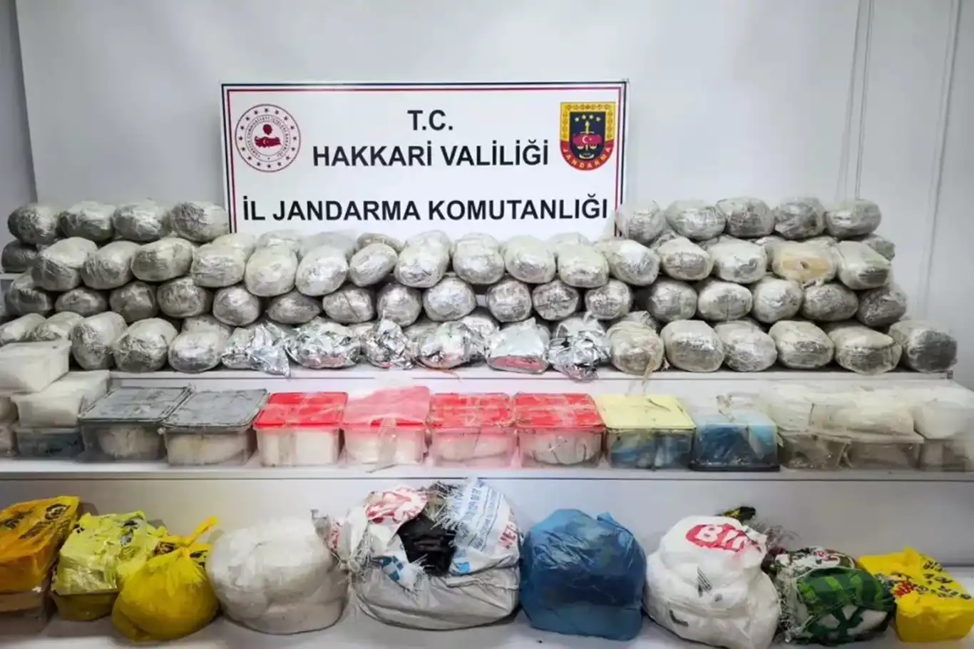 Hakkari'de uyuşturucu operasyonu: 3 gözaltı Hakkari'de uyuşturucu operasyonu: 3 gözaltı