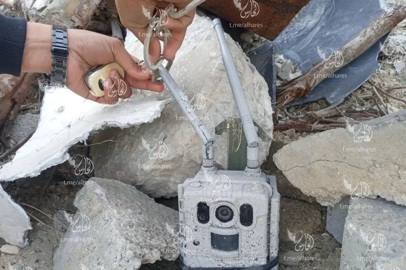 Direniş güçleri, Gazze'de siyonist rejime ait gelişmiş casus cihazı ele geçirdi Direniş güçleri, Gazze'de siyonist rejime ait gelişmiş casus cihazı ele geçirdi