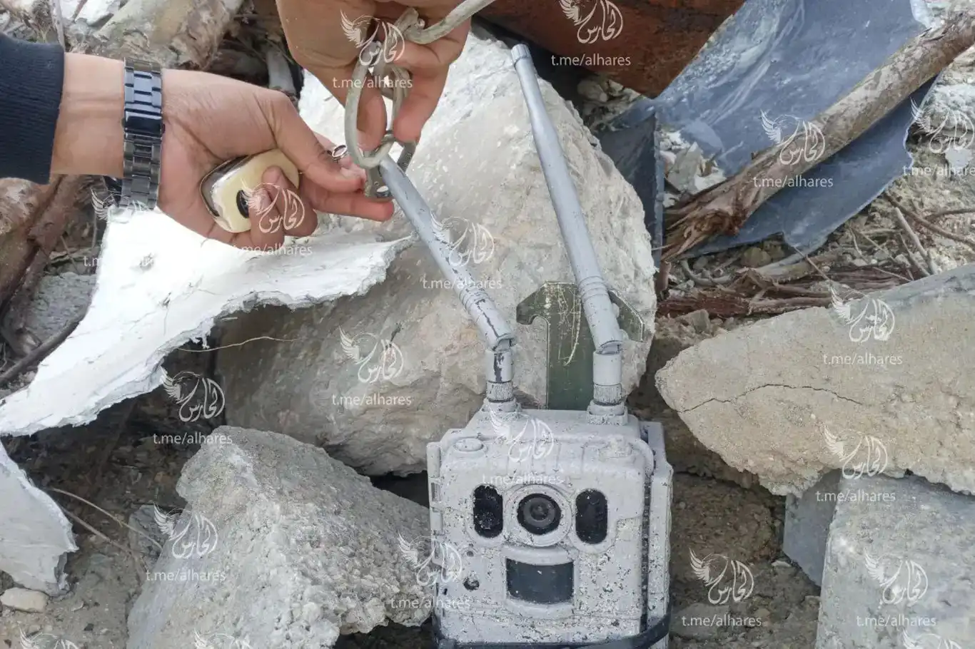 المقاومة تضبط جهاز تجسس متطور تابع للكيان الصهيوني في غزة المقاومة تضبط جهاز تجسس متطور تابع للكيان الصهيوني في غزة
