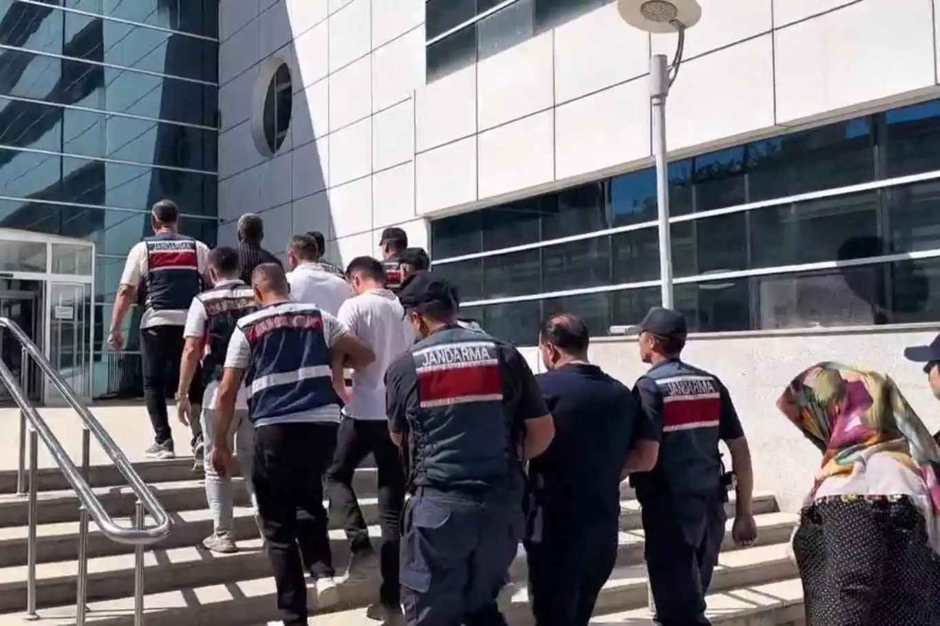 Adıyaman'da nitelikli dolandırıcılık operasyonu: 57 gözaltı Adıyaman'da nitelikli dolandırıcılık operasyonu: 57 gözaltı