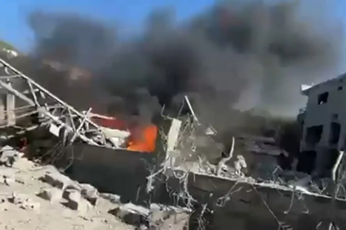 Lübnan'da işgal bir aracı bombaladı: Bir şehit Lübnan'da işgal bir aracı bombaladı: Bir şehit