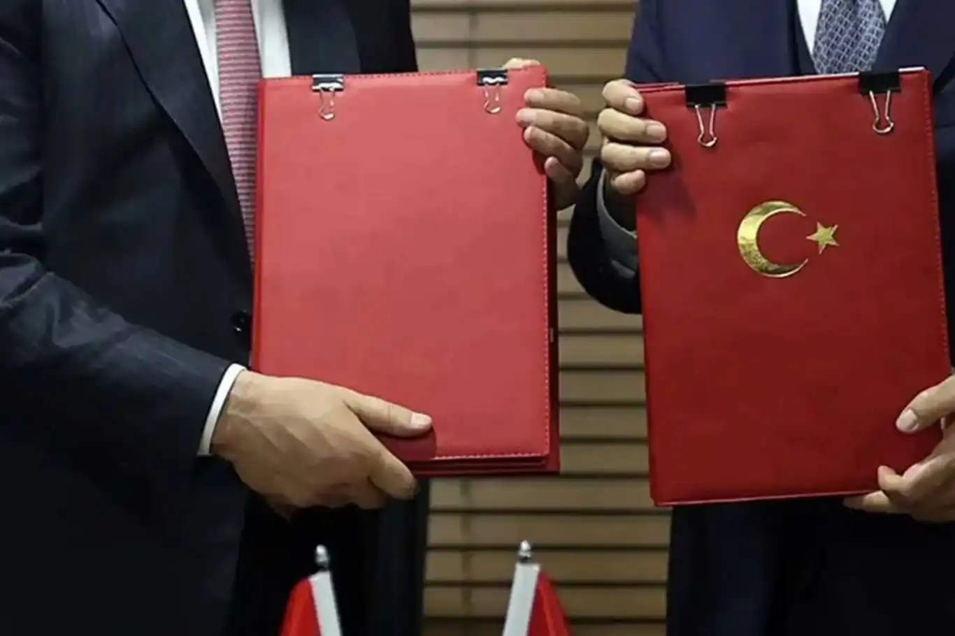 تركيا وليبيا توقعان اتفاقية تعاون عسكري جديدة لإعادة هيكلة الجيش الليبي تركيا وليبيا توقعان اتفاقية تعاون عسكري جديدة لإعادة هيكلة الجيش الليبي