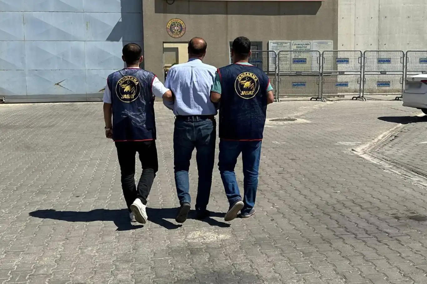 Çeşitli suçlardan araması bulunan 2 kişi tutuklandı Çeşitli suçlardan araması bulunan 2 kişi tutuklandı