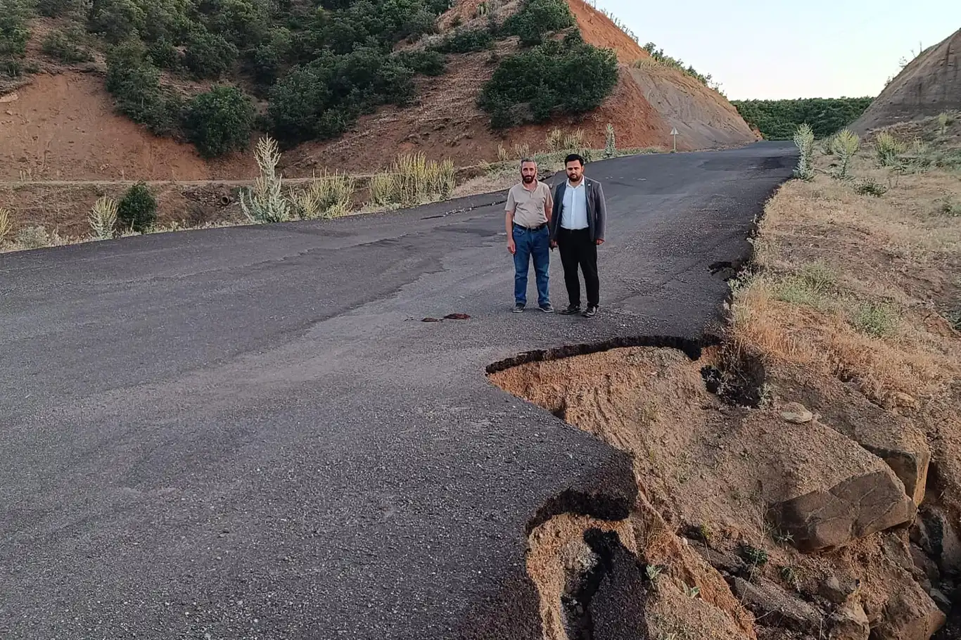 HÜDA PAR Genç İlçe Başkanı Doğru: Yağızca-Bayırlı grup yolundaki çökmelere acil müdahale edilmeli HÜDA PAR Genç İlçe Başkanı Doğru: Yağızca-Bayırlı grup yolundaki çökmelere acil müdahale edilmeli
