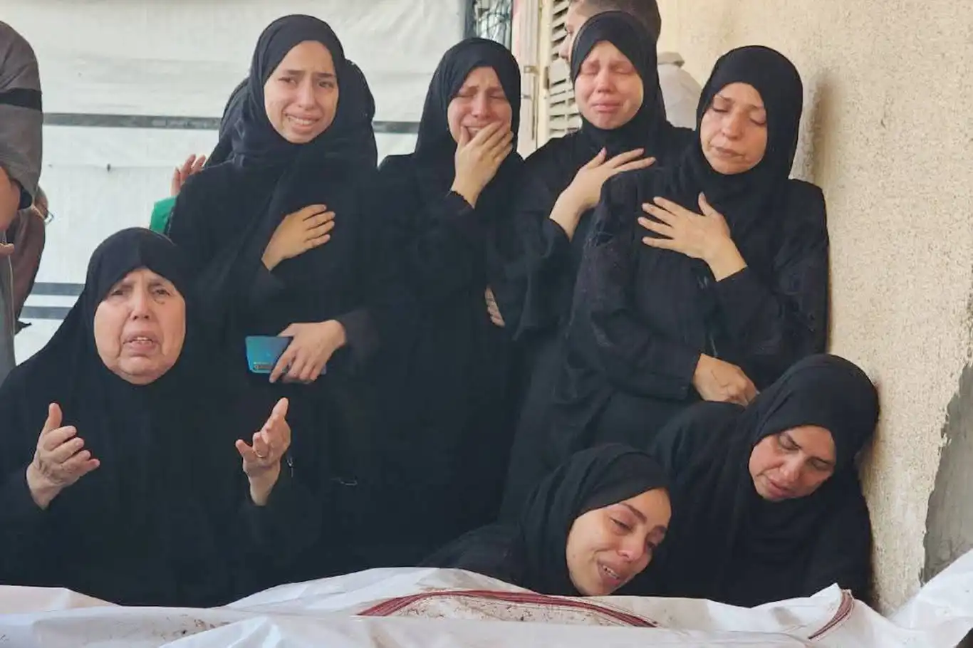 Israeli attacks kill 67 in Gaza, including 27 at aid center