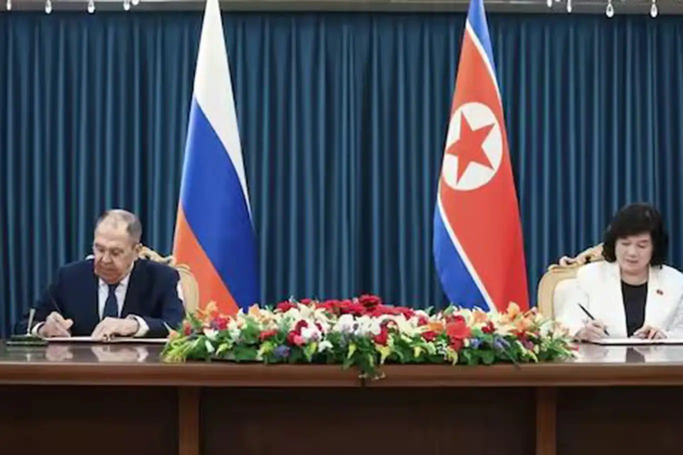 Rusya Dışişleri Bakanı Lavrov, Kuzey Koreli mevkidaşıyla görüştü Rusya Dışişleri Bakanı Lavrov, Kuzey Koreli mevkidaşıyla görüştü
