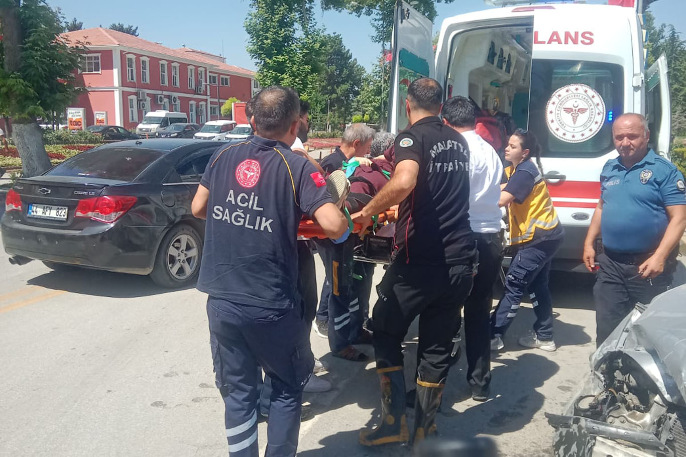Malatya'da 2 otomobil çarpıştı: 4 yaralı Malatya'da 2 otomobil çarpıştı: 4 yaralı