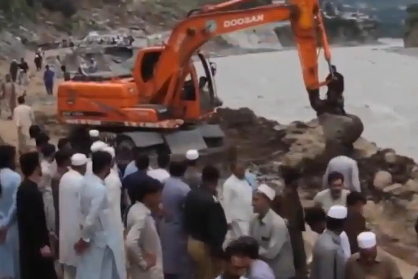 Pakistan'da muson yağışlarında 104 kişi hayatını kaybetti Pakistan'da muson yağışlarında 104 kişi hayatını kaybetti