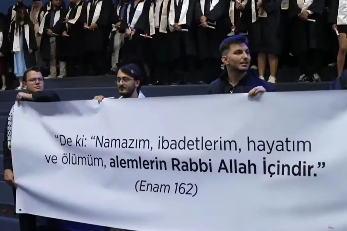 İTÜ mezuniyet töreninde açılan ayet "laiklik" sloganlarıyla engellenmek istendi İTÜ mezuniyet töreninde açılan ayet "laiklik" sloganlarıyla engellenmek istendi