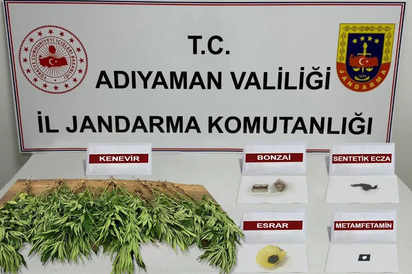 Adıyaman 'da uyuşturucu operasyonu: 15 gözaltı Adıyaman 'da uyuşturucu operasyonu: 15 gözaltı