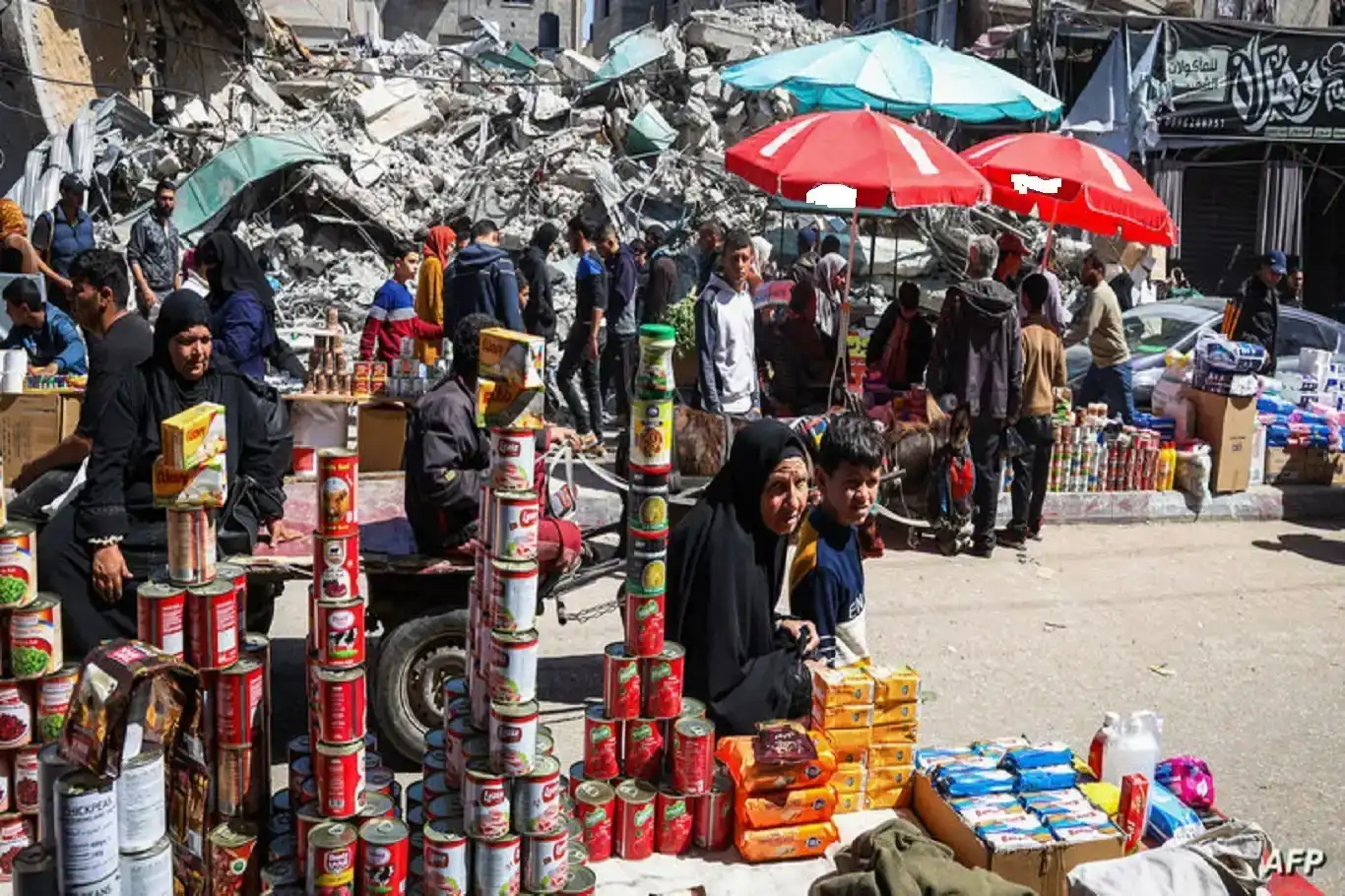 غزة دون نقود..التبادل السلعي يصبح وسيلة البقاء الوحيدة غزة دون نقود..التبادل السلعي يصبح وسيلة البقاء الوحيدة