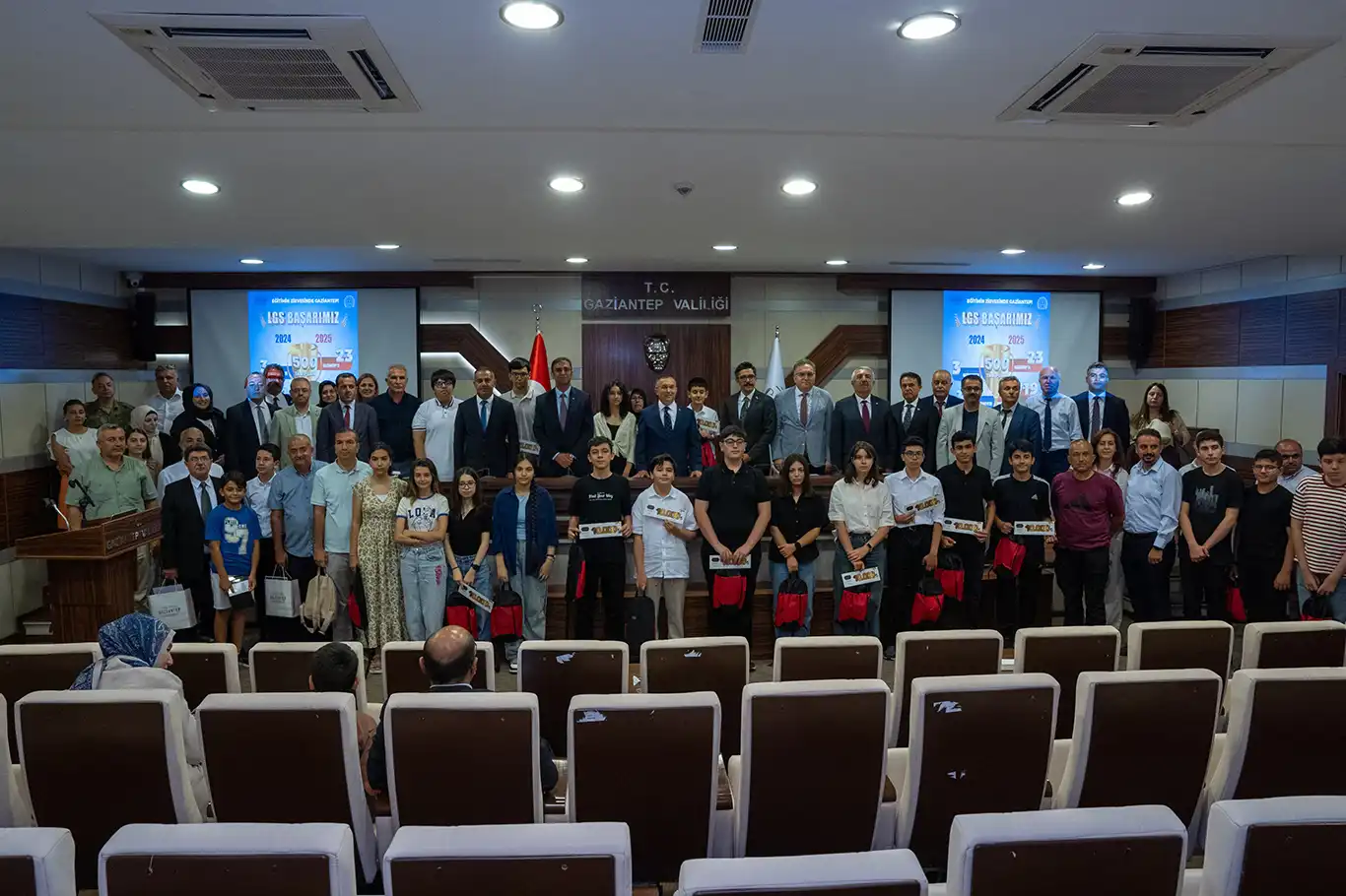 Gaziantep'te LGS'de tam puan alan öğrenciler ödüllendirildi Gaziantep'te LGS'de tam puan alan öğrenciler ödüllendirildi