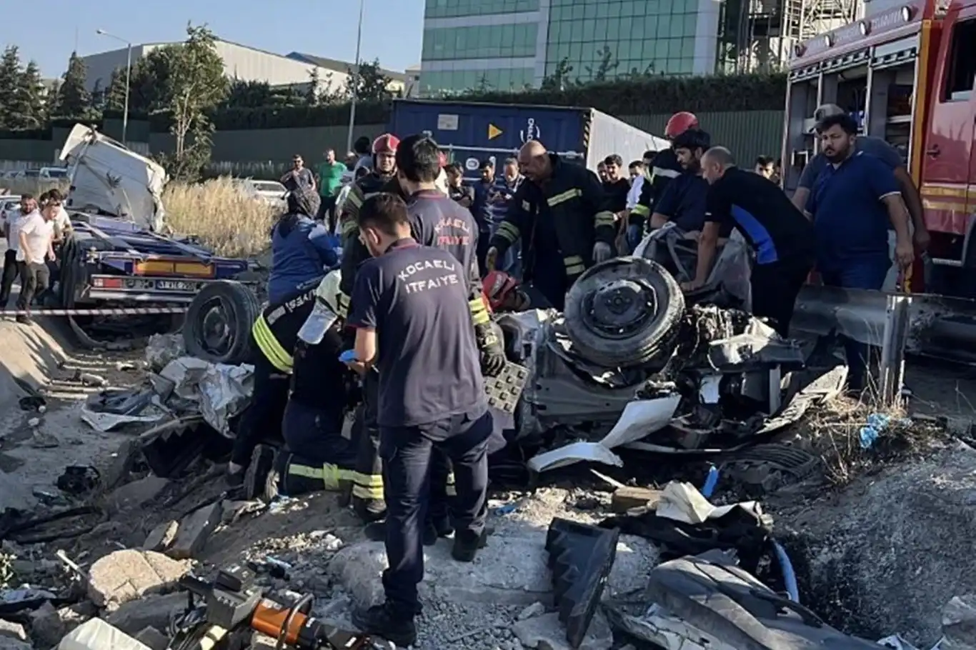 Kocaeli'nde zincirleme kazada 5 kişi hayatını kaybetti Kocaeli'nde zincirleme kazada 5 kişi hayatını kaybetti