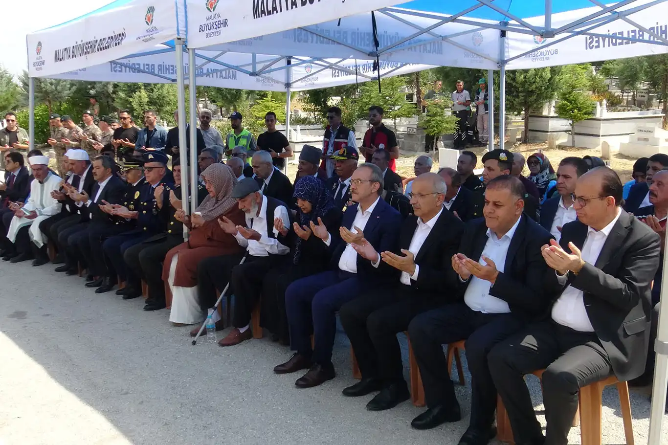 Malatya'da 15 Temmuz Şehitleri kabirleri başında dualarla anıldı Malatya'da 15 Temmuz Şehitleri kabirleri başında dualarla anıldı