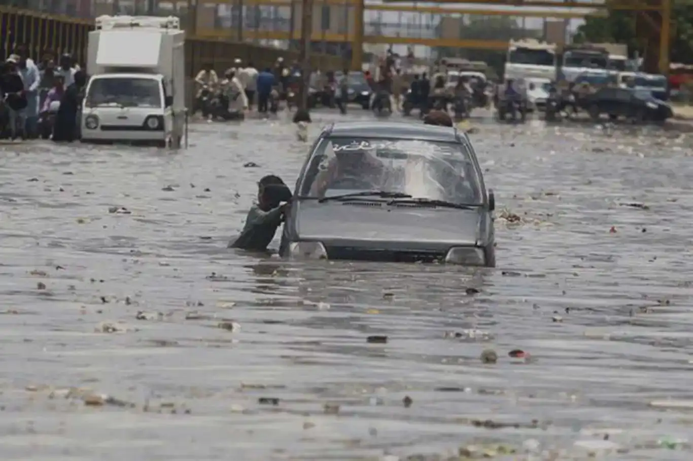 لە وڵاتی پاکستان بەهۆی هەڵسانی لافاو ١١١ کەس گیانیان لەدەستدا لە وڵاتی پاکستان بەهۆی هەڵسانی لافاو ١١١ کەس گیانیان لەدەستدا