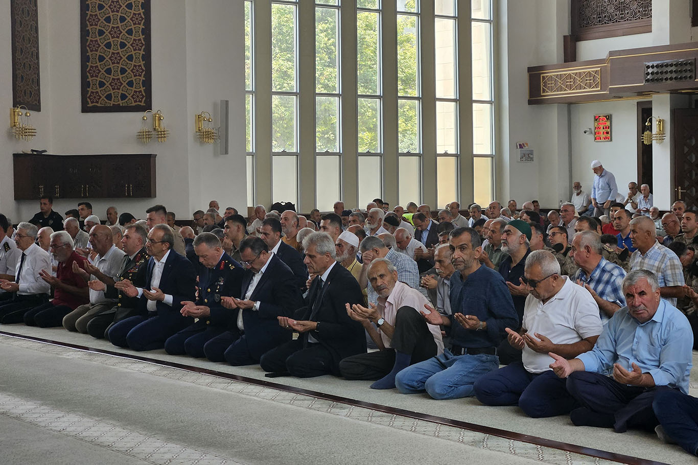 Malatya'da 15 Temmuz Şehitleri için tüm camilerde dualar yükseldi Malatya'da 15 Temmuz Şehitleri için tüm camilerde dualar yükseldi