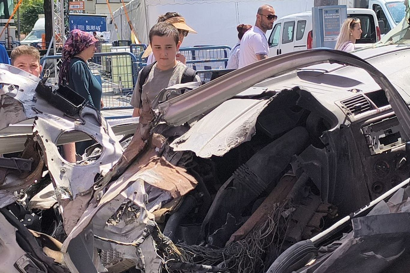 15 Temmuz'da tankın ezdiği araç Bursa'da sergileniyor 15 Temmuz'da tankın ezdiği araç Bursa'da sergileniyor
