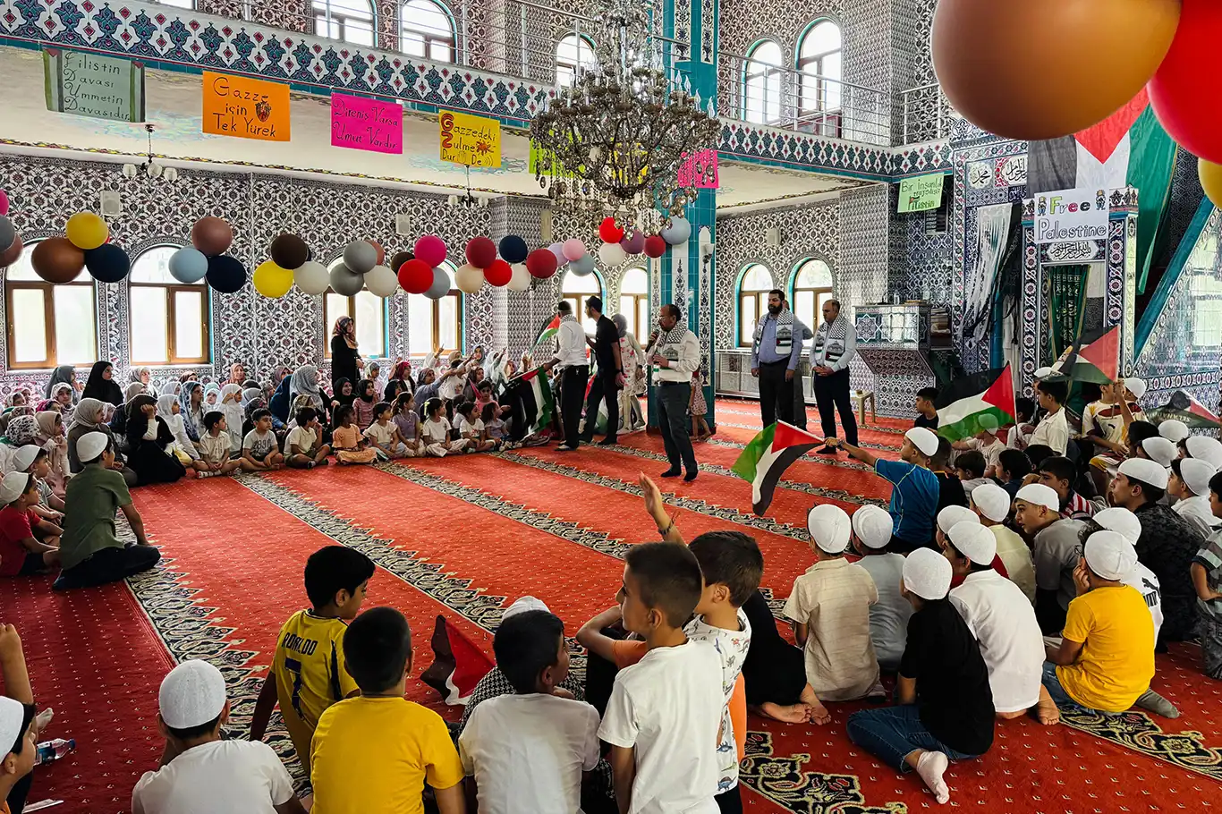 Yaz Kur'an kursunda "Filistin'e Destek" programı düzenlendi Yaz Kur'an kursunda "Filistin'e Destek" programı düzenlendi