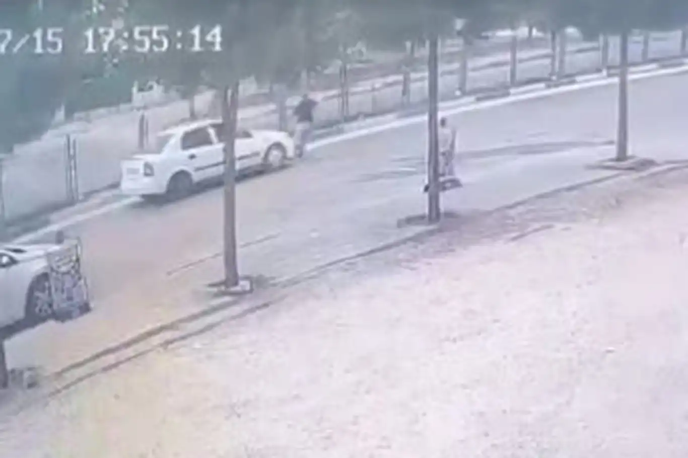 Diyarbakır'da karşıya geçmek isteyen yayaya otomobil çarptı: Kaza anı kamerada Diyarbakır'da karşıya geçmek isteyen yayaya otomobil çarptı: Kaza anı kamerada