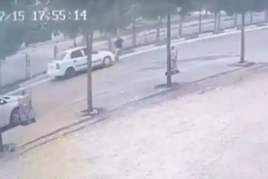 Diyarbakır'da karşıya geçmek isteyen yayaya otomobil çarptı: Kaza anı kamerada